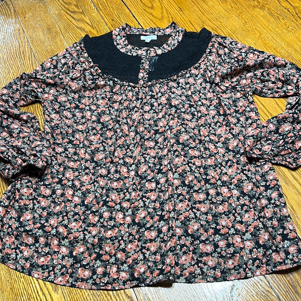 Maurices floral blouse with lace detail. Size 1X, new with tag.